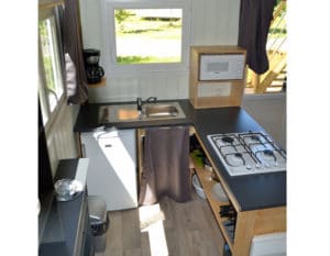 Lodge-chalet-insolite-6-personnes-avec-cuisine-camping-le-moulin-des-effres-secondigny