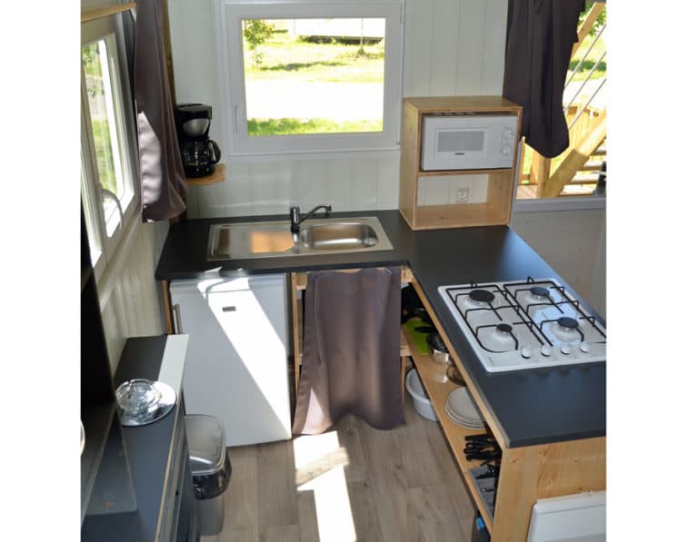 Lodge-chalet-insolite-6-personnes-avec-cuisine-camping-le-moulin-des-effres-secondigny