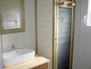 Lodge-chalet-insolite-6-personnes-avec-salle de bain-camping-le-moulin-des-effres-secondigny