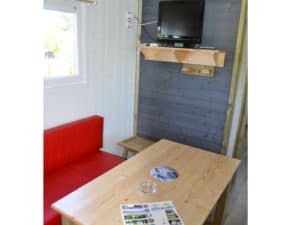 Lodge-chalet-insolite-6-personnes-avec-sejour-camping-le-moulin-des-effres-secondigny
