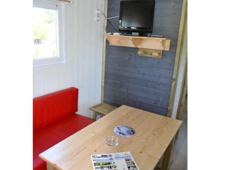 Lodge-chalet-insolite-6-personnes-avec-sejour-camping-le-moulin-des-effres-secondigny