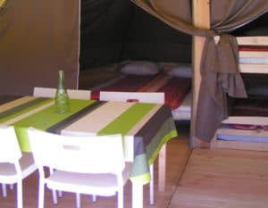 Tipi-insolite-2-chambres-avec-cuisine-camping-le-moulin-des-effres-secondigny