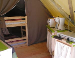 Tipi-insolite-2-chambres-cuisine-camping-le-moulin-des-effres-secondigny