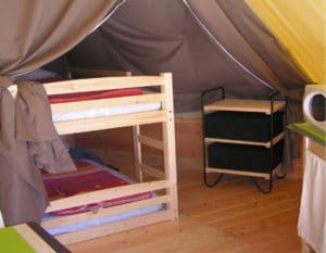 Tipi-insolite-2-chambres-lit-enfant-camping-le-moulin-des-effres-secondigny
