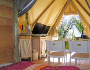 Tipi-insolite-2-chambres-sejour-camping-le-moulin-des-effres-secondigny