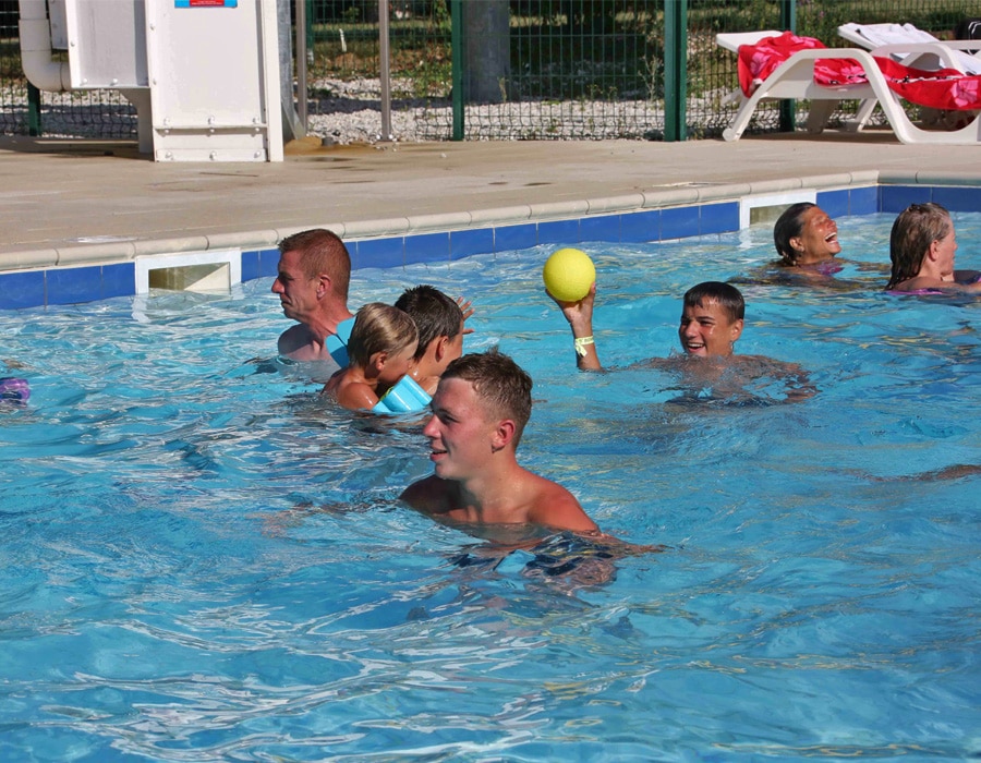 camping-le-moulin-des-effres-avec-piscine-jeux-aquatiques