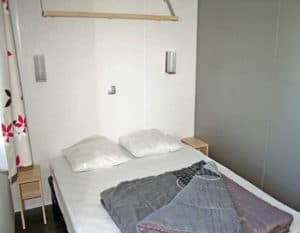 mobil-home-2-chambres-confort-chambre-adulte-camping-le-moulin-des-effres-secondigny