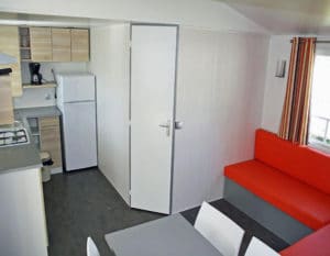 mobil-home-2-chambres-espace-sejour-camping-le-moulin-des-effres-secondigny