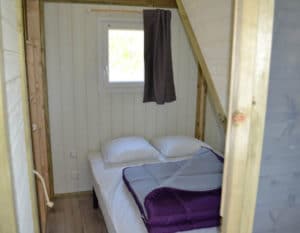 Lodge-chalet-6-personnes-chambre-parentale-camping-le-moulin-des-effres-secondigny