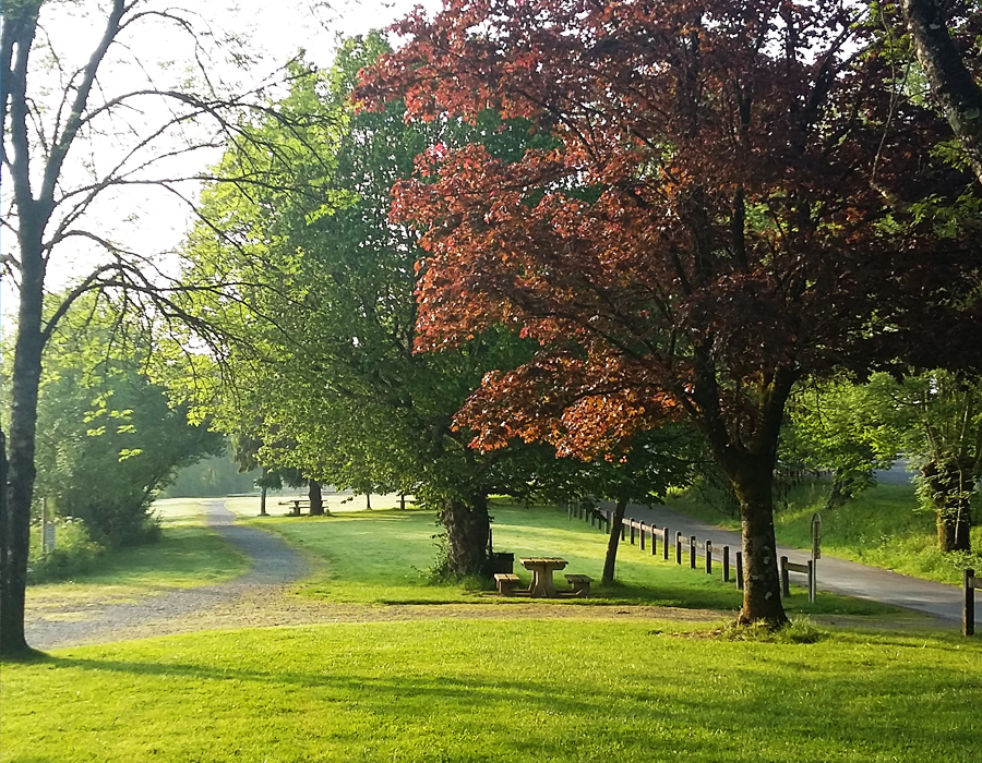 vacances-au-bord-d-un-lac-camping-le-moulin-des-effres