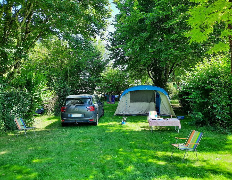 emplacement-tente-camping-avec-piscine-le-moulin-des-effres