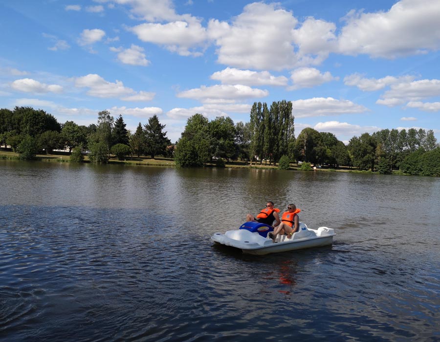 camping-bord-de-lac-location-de-pedalos-deux-sevres