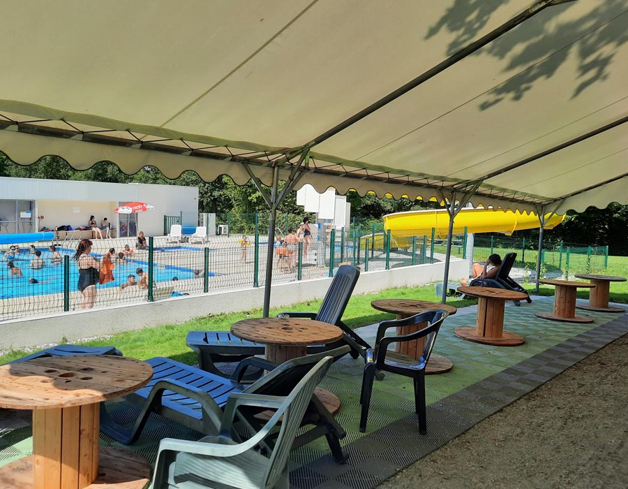 camping-deux-sevres-avec-piscine-et-transats-le-moulin-des-effres