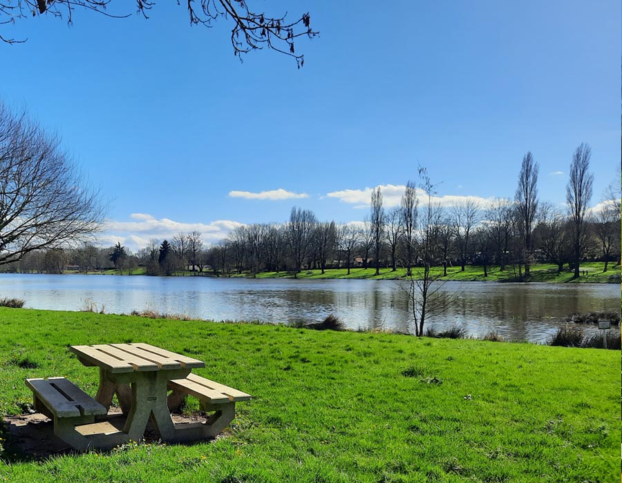 camping-le-moulin-des-effres-pique-nique-au-bord-du-lac-secondigny