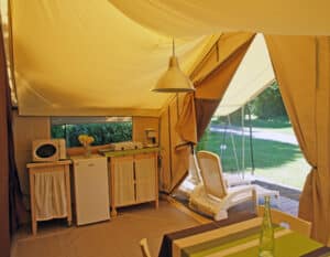 tente-meublee-2-chambres-avec-cuisine-camping-le-moulin-des-effres-secondigny