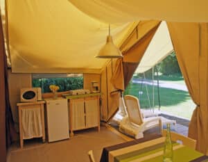 tente-meublee-2-chambres-avec-cuisine-camping-le-moulin-des-effres-secondigny