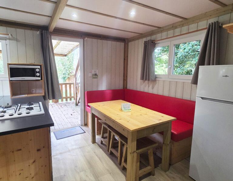 location-chalet-6-personnes-avec-climatisation-camping-avec-piscine-le-moulin-des-effres-secondigny-deux-sevres