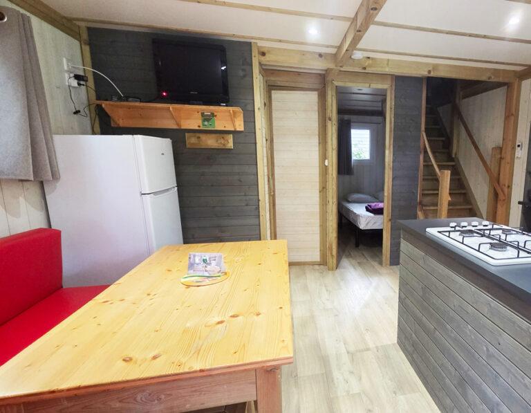 location-chalet-6-personnes-avec-climatisation-camping-avec-piscine-le-moulin-des-effres-secondigny-deux-sevres-79