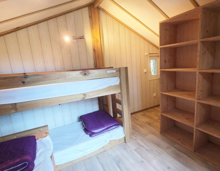 location-chalet-6-personnes-avec-climatisation-camping-lac-avec-piscine-le-moulin-des-effres-secondigny-deux-sevres