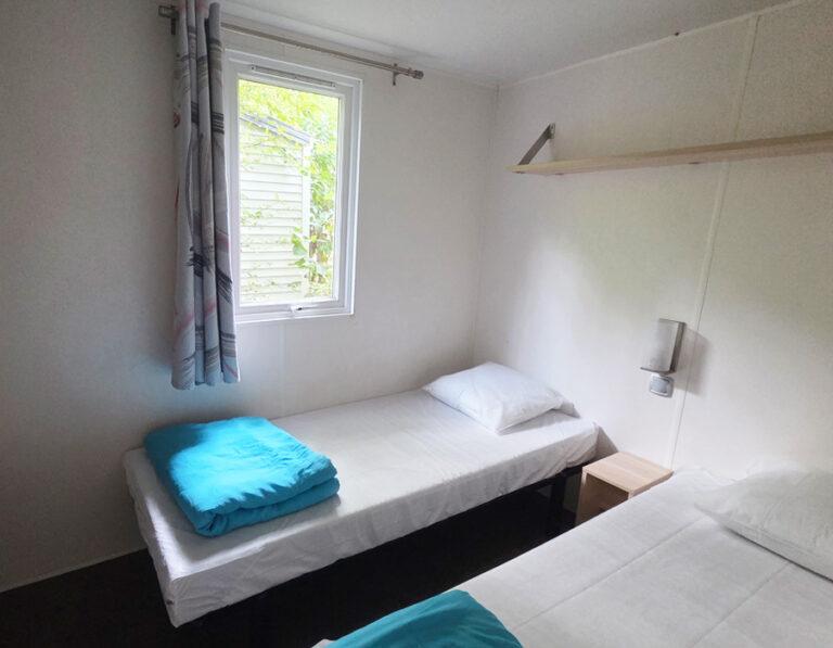 location-mobil-home-2-chambres-camping-avec-piscine-bord-de-lac-le-moulin-des-effres-secondigny