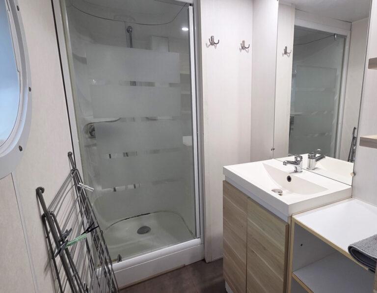 location-mobil-home-3-chambres-bord-de-lac-camping-le-moulin-des-effres-secondigny-79