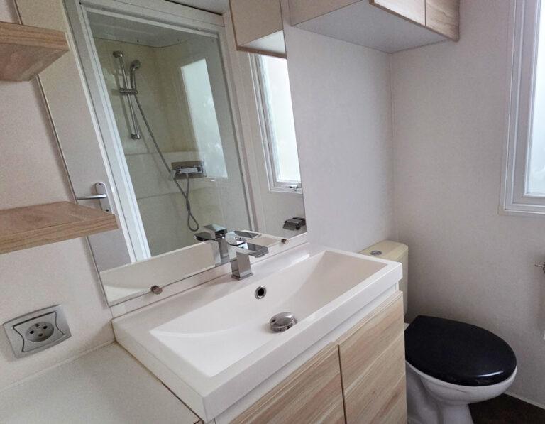 location-mobil-home-8-personnes-proche-puy-du-fou-camping-avec-piscine-le-moulin-des-effres-secondigny-79