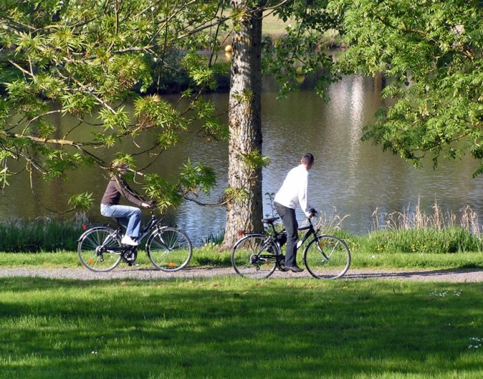 camping-le-moulin-des-effres-balade-vélos-autour-du-lac