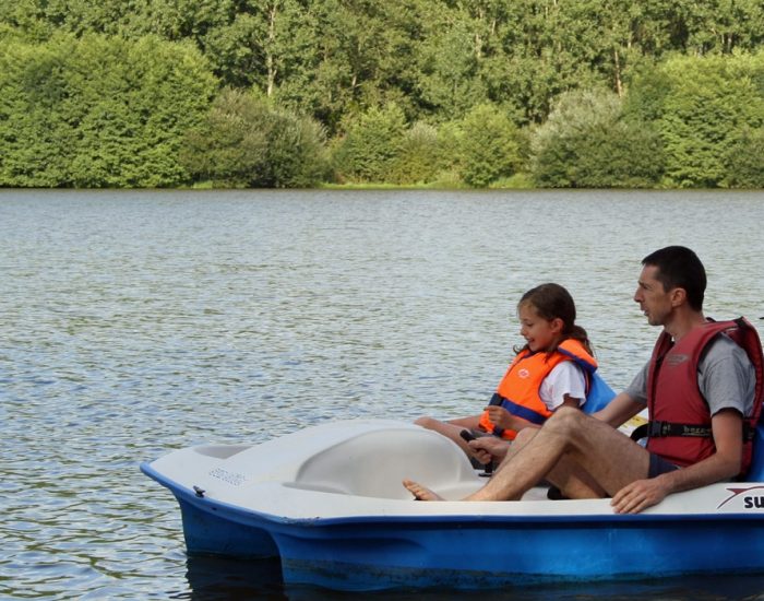 camping-le-moulin-des-effres-bord-du-lac-pedalo