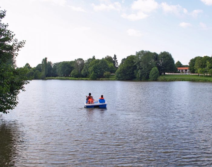 camping-le-moulin-des-effres-pedalo-bord-du-lac