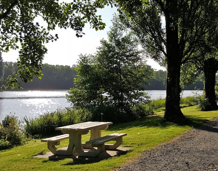 camping-le-moulin-des-effres-pique-nique-au-bord-du-lac