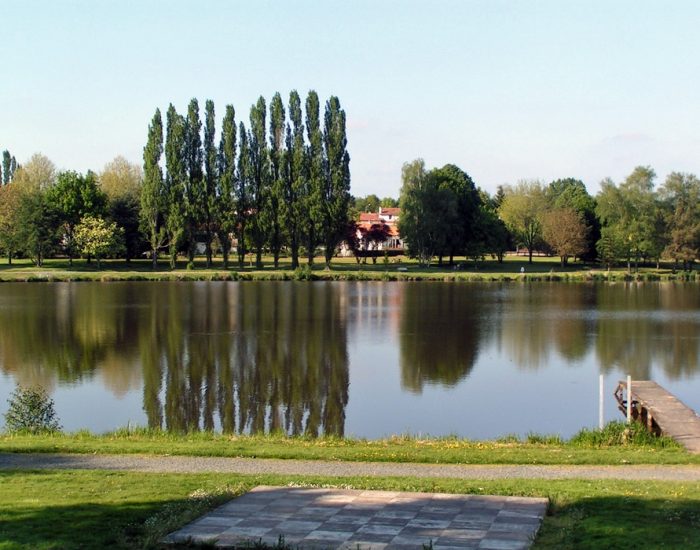 camping-le-moulin-des-effres-ponton-sur-lac-des-effres