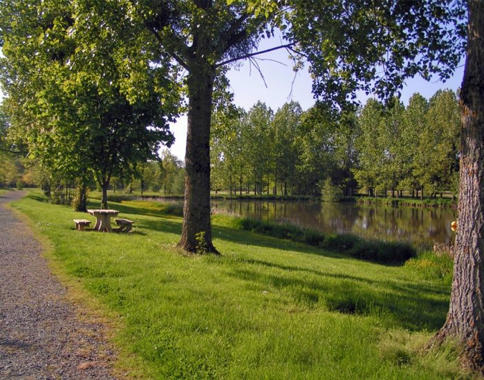 camping-le-moulin-des-effres-promenade-long-du-lac